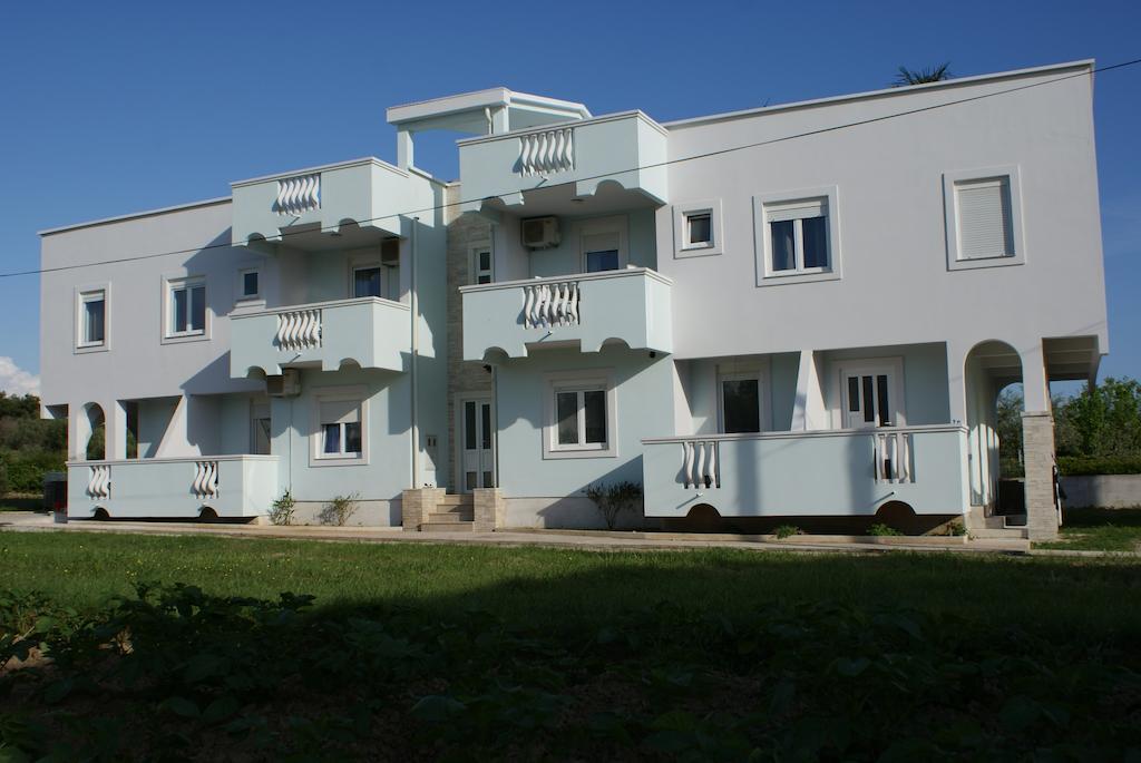 Apartments Toka Petrcane Eksteriør bilde